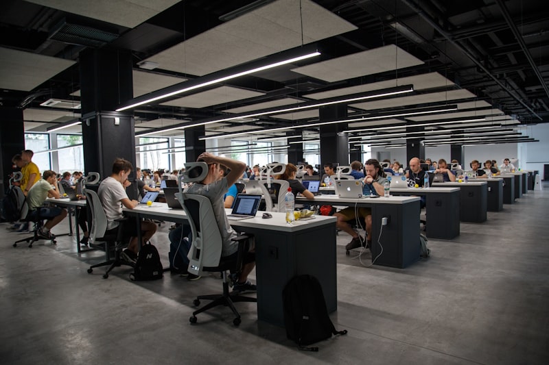 Equipo trabajando en digitalización empresarial con tecnología moderna