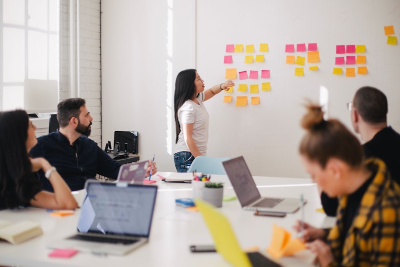 Equipo de consultores estratégicos trabajando en transformación digital